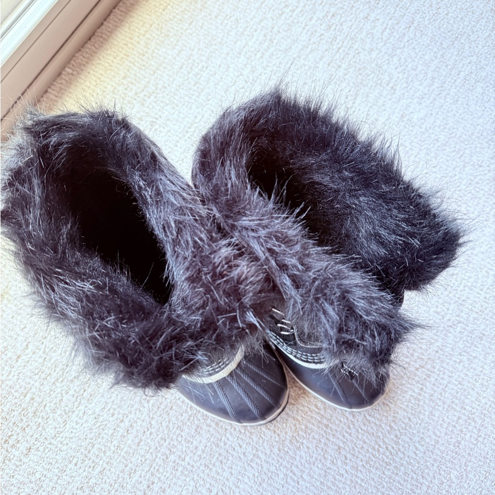 Sorel Black Snow Boots with Faux Fur Trim - Picture 2 of 5